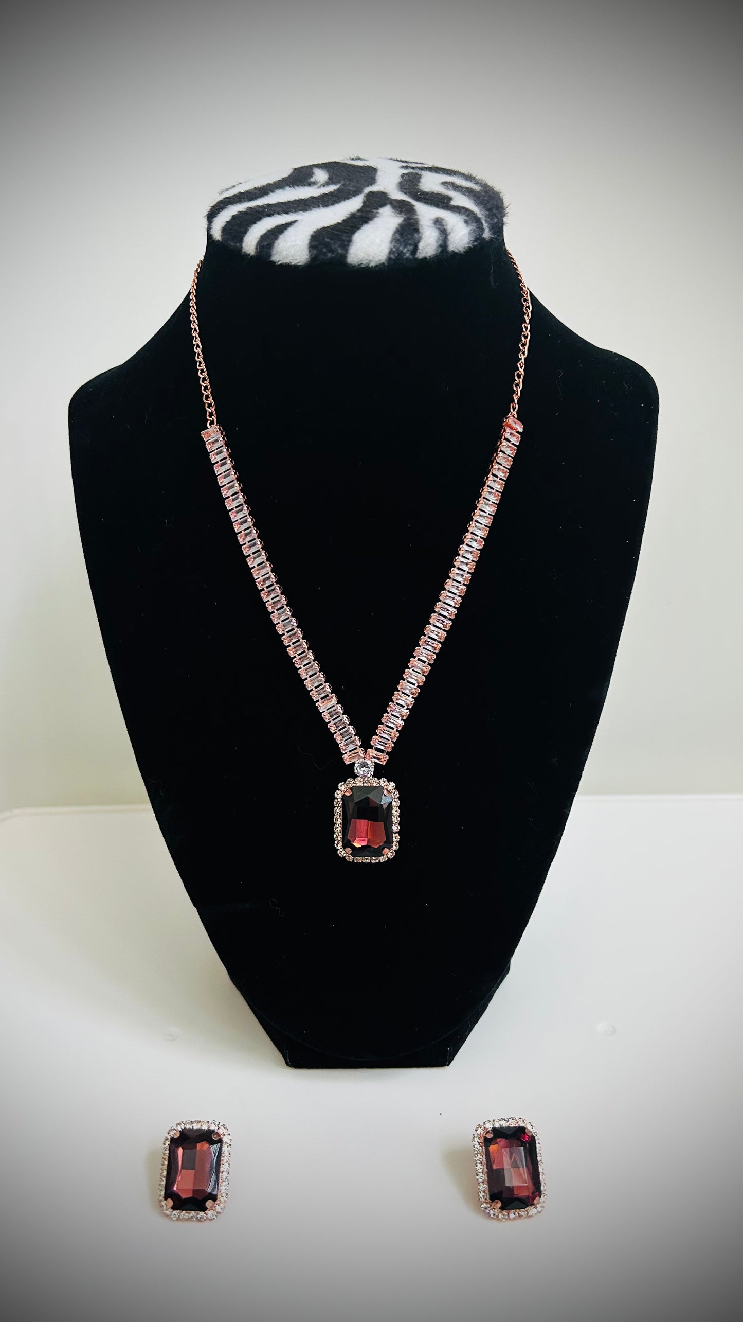 Pink necklace with gemstone pendant and matching earrings – elegant Desi jewelry set