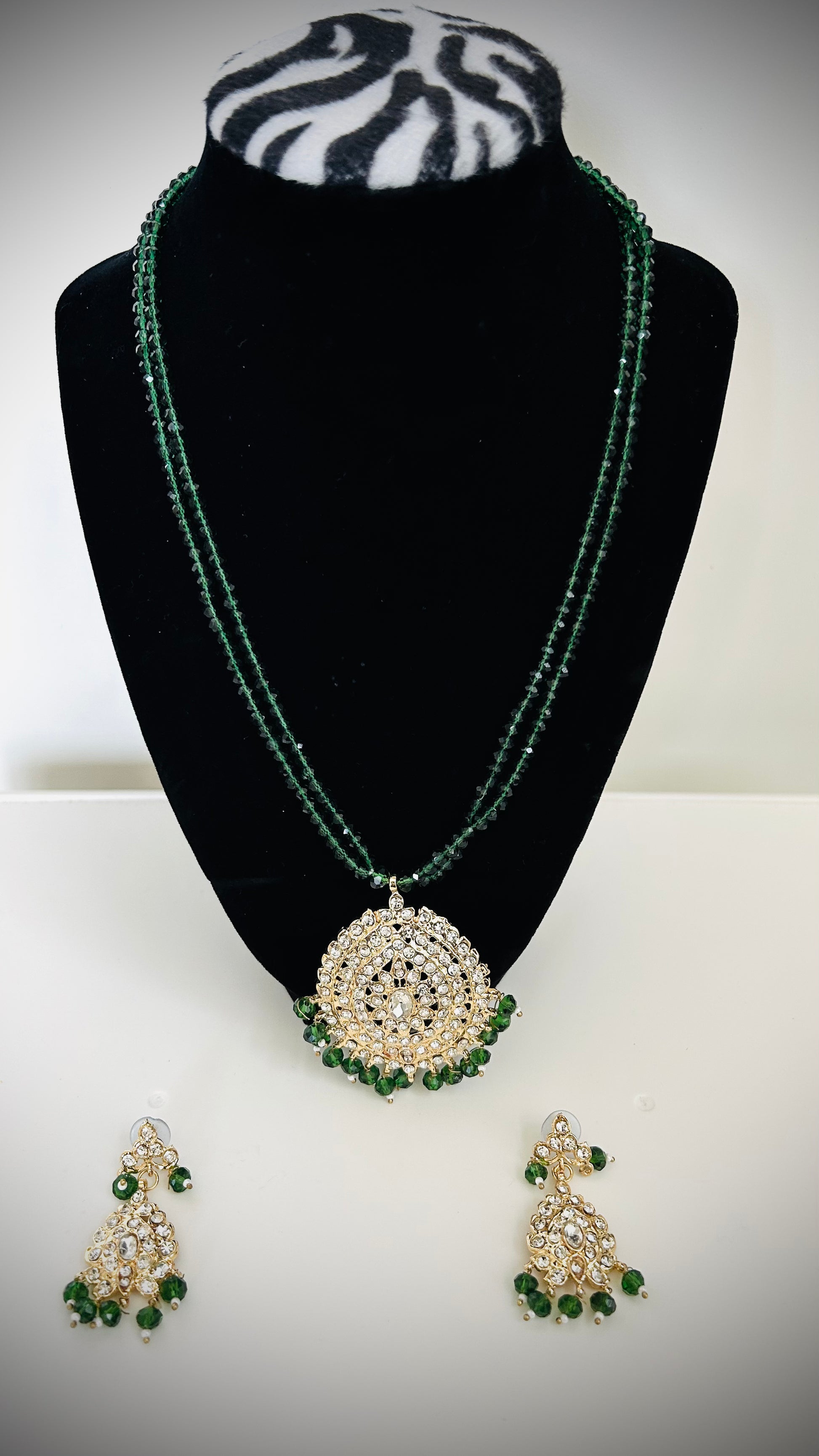 "Double-layer green beaded necklace with pendant and matching earrings"