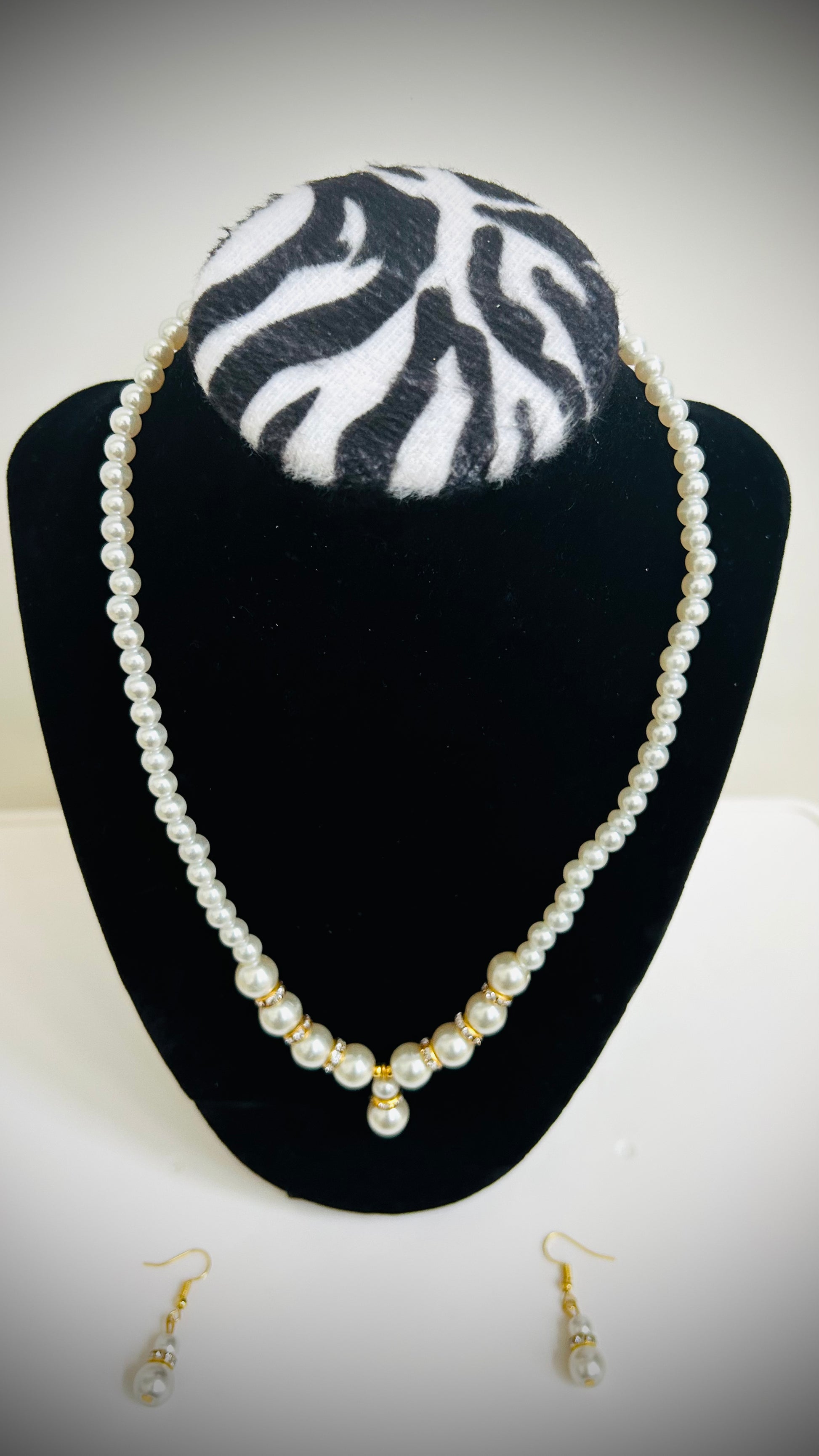 Single-layer white pearl necklace with pearl pendant and matching pearl earrings – classic Desi jewelry set