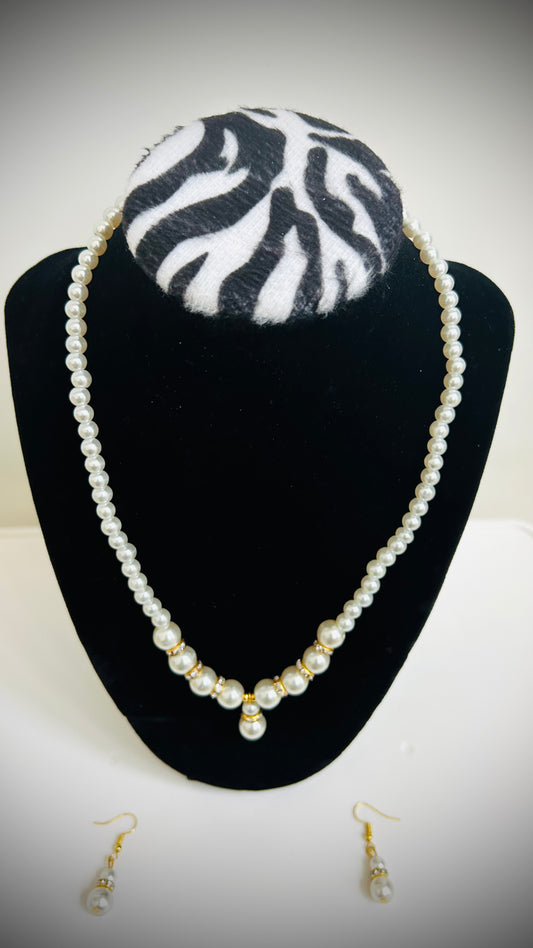 Single-layer white pearl necklace with pearl pendant and matching pearl earrings – classic Desi jewelry set